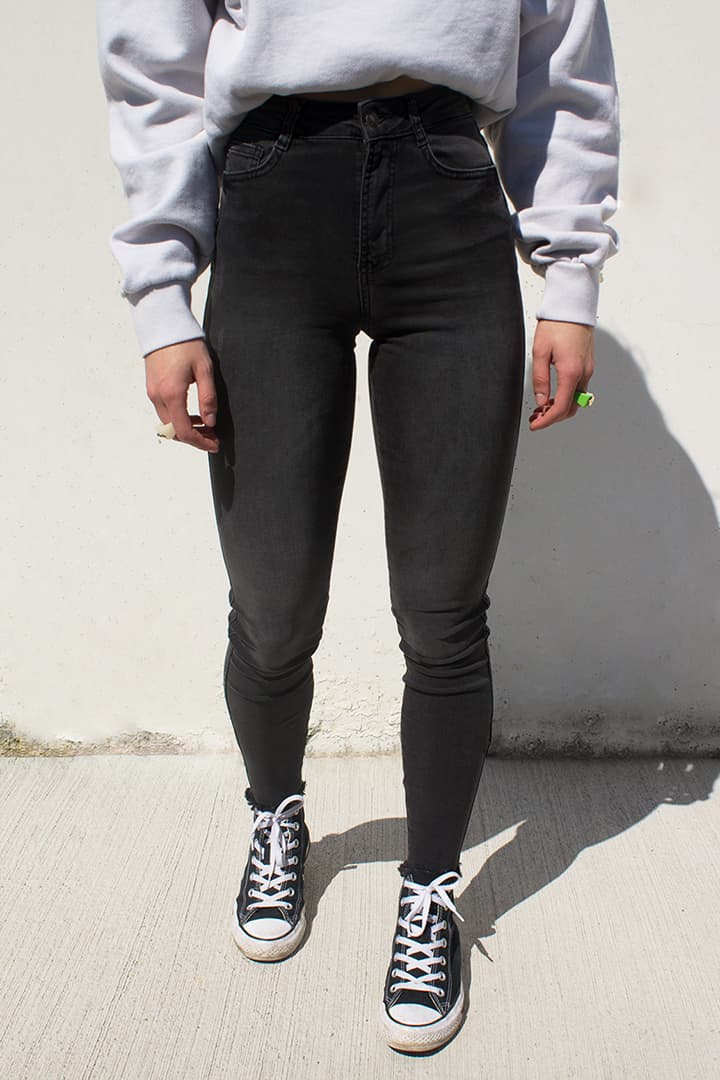 ASYMMETRIC SKINNY JEANS