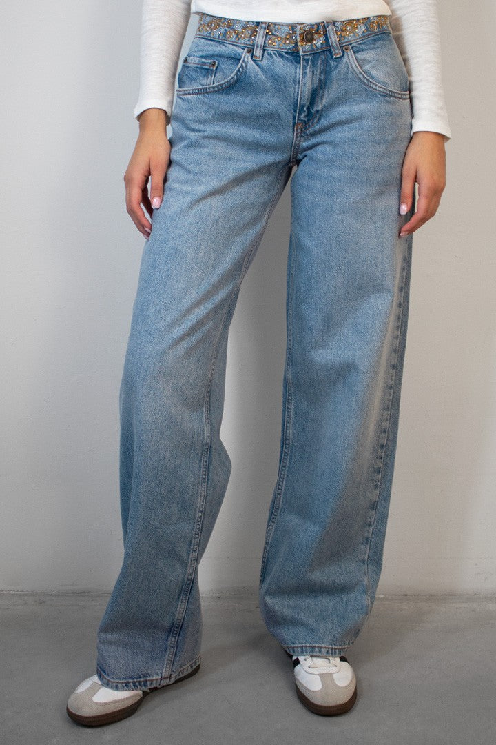 LOW-WAIST JEANS WITH EMBROIDERY AND STUDS