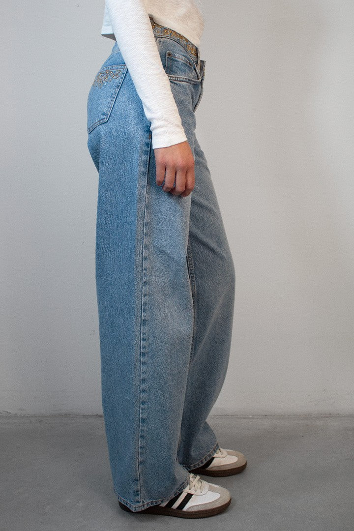 LOW-WAIST JEANS WITH EMBROIDERY AND STUDS